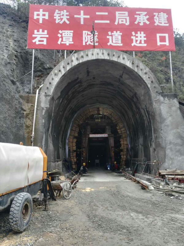 公司臺車，中鐵十二局巖潭鐵路隧道項目工地